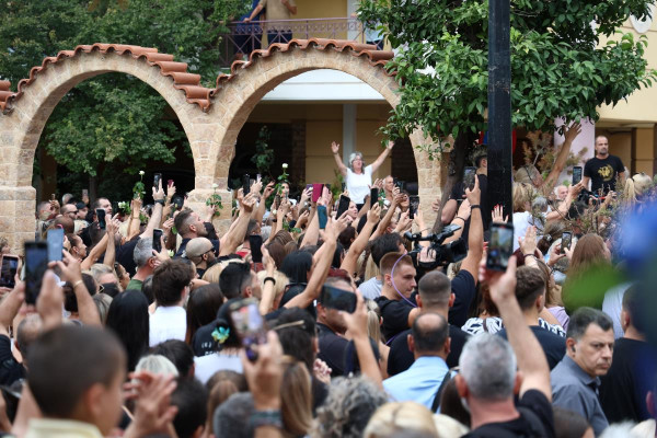 Γιώργος Μαζωνάκης: Όλη η Ελλάδα στη Νίκαια, αποχαιρετά το «παιδί της νύχτας» - Παρουσία και από την Ηλεία στη λαϊκή αγρυπνία