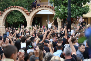 Γιώργος Μαζωνάκης: Όλη η Ελλάδα στη Νίκαια, αποχαιρετά το «παιδί της νύχτας» - Παρουσία και από την Ηλεία στη λαϊκή αγρυπνία