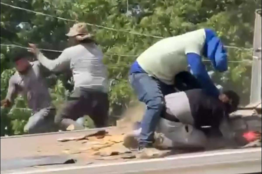 Άγριος καβγάς σε στέγη σπιτιού: Εργάτες πέφτουν στο κενό ενώ πάλευαν και συνέχισαν να χτυπιούνται στο έδαφος