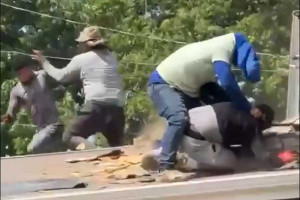 Άγριος καβγάς σε στέγη σπιτιού: Εργάτες πέφτουν στο κενό ενώ πάλευαν και συνέχισαν να χτυπιούνται στο έδαφος
