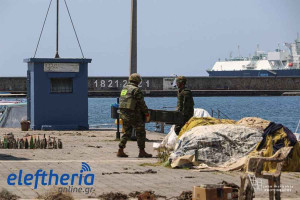 Καλαμάτα: Πυροτεχνουργοί εξουδετέρωσαν στο λιμάνι το βλήμα που εντοπίστηκε στον βυθό (photos &amp; video)