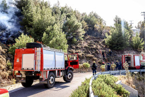 Φωτιά στη Χίο: Απεγκλωβίζουν πολίτες από παραλίες (video)
