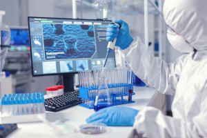 Πρόστιμα και εισαγωγές για ελλείψεις φαρμάκων – Παραγωγή καινοτόμων θεραπειών σε νοσοκομεία