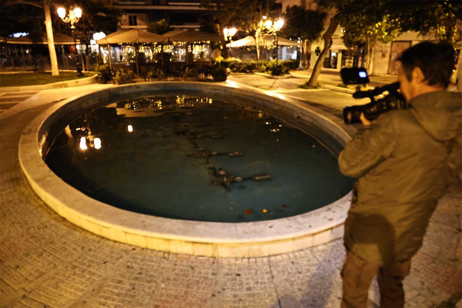 Καλλιθέα: Πώς χάθηκε πολύτιμος χρόνος για τη 2χρονη που έπεσε σε συντριβάνι - Το παραπέτασμα που έκρυβε την πλατεία