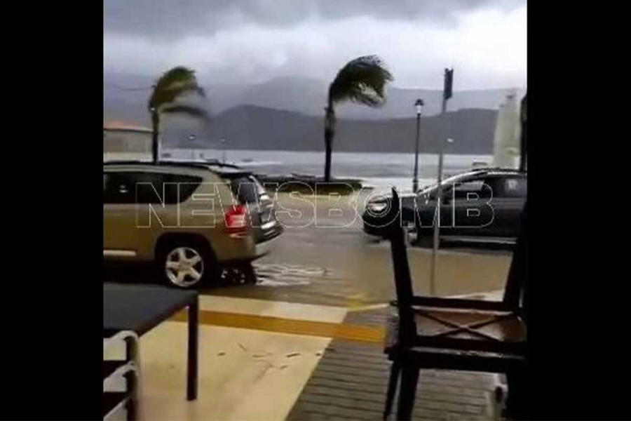 Αργοστόλι: Σε εξέλιξη ισχυρή κακοκαιρία - Πλημμύρισε η παραλιακή Αντώνη Τρίτση - Χωρίς πλοία το νησί