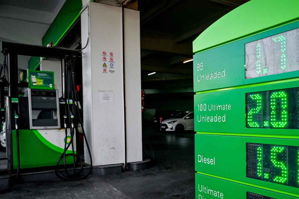 Συνεχίζεται η πτώση στο brent - Πότε θα φανεί η υποχώρηση στα πρατήρια καυσίμων