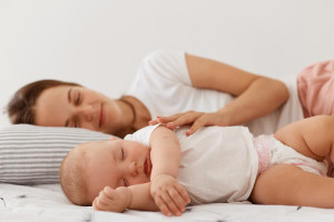 Τι λέει η επιστήμη για τις μητέρες που κοιμούνται μαζί με το μωρό στο ίδιο κρεβάτι