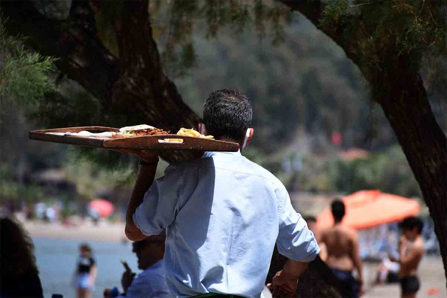 Διακοπές με ταπεράκι και σούπερ μάρκετ – Ζημιωμένη η εστίαση από την ακρίβεια και το airbnb