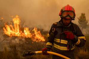 Φωτιές στην Τουρκία: Στις φλόγες περιοχές στην Αττάλεια - Διώχνουν τους τουρίστες άρον άρον - Βίντεο