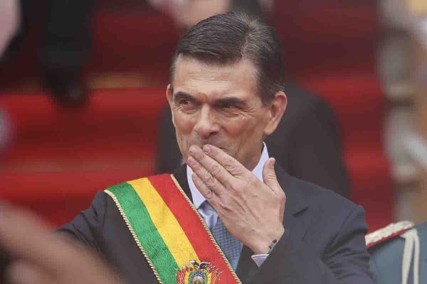 Ο πρόεδρος της Βολιβίας μειώνει 50% τον μισθό του και τους μισθούς των υπουργών