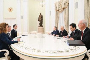 Ξεκίνησαν οι κρίσιμες συνομιλίες στο Κρεμλίνο - Τετ α τετ Πούτιν με τους απεσταλμένους του Τραμπ