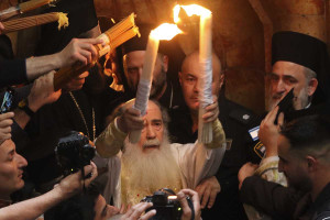 Τελετή αφής του Αγίου Φωτός: Ο συμβολισμός πίσω από τις 33 λαμπάδες που κρατά ο Πατριάρχης