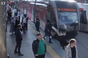 Παραλίγο τραγωδία στην Τουρκία – Φύλακας έσωσε κοπέλα προτού τη χτυπήσει το τραμ (video)