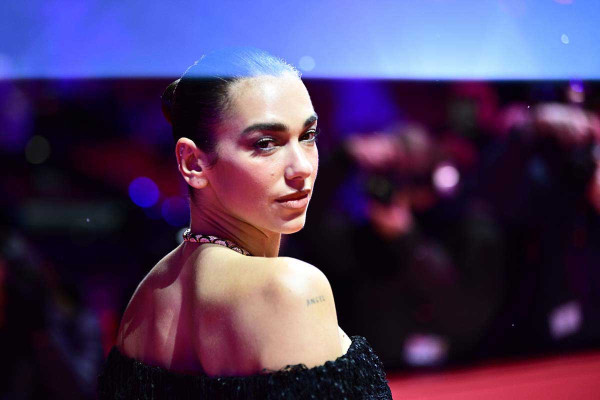 Το ελληνικό βιβλίο που προτείνει η Dua Lipa