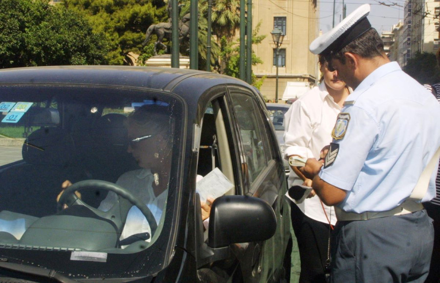 Θεσσαλονίκη: Χτύπησε με όχημα τροχονόμο επειδή του έκοψε κλήσεις - Προσπάθησε να τον χτυπήσει ξανά