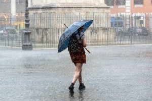 Κακοκαιρία σαρώνει την κεντρική και βόρεια Ιταλία: Λουόμενος κινδύνευσε να πνιγεί, δύο εργάτες τραυματίστηκαν