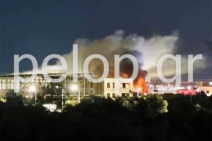 ΒΙΟΠΑ Πάτρας: Καήκε ολοσχερώς επιχείρηση με αυτοκίνητα