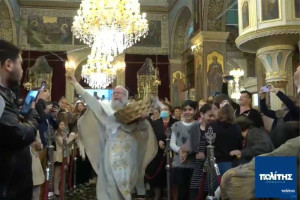 Χίος - Πρώτη Ανάσταση: Ο «ιπτάμενος» ιερέας έκλεψε την παράσταση