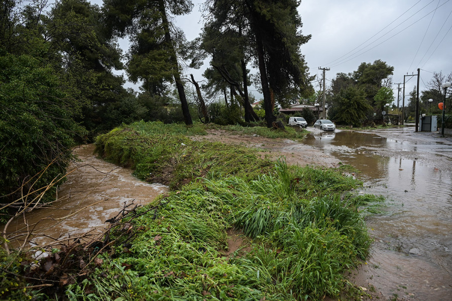 Μέχρι αργά τη νύχτα θα σφυροκοπά τη χώρα η κακοκαιρία Erminio: Σαρωτικό πέρασμα από Αττική και νησιά