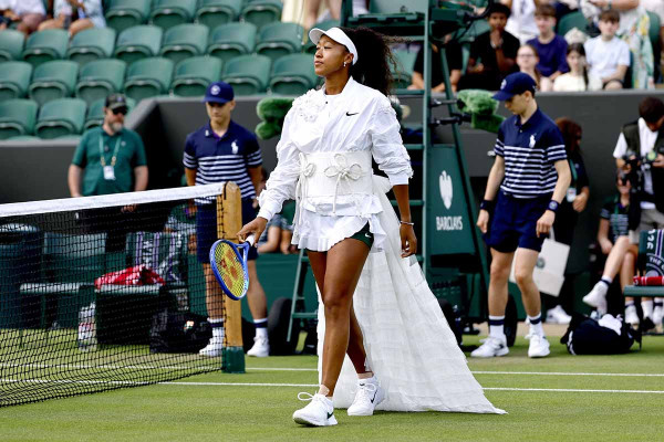 Wimbledon: Η Ναόμι Οσάκα έκλεψε ξανά την παράσταση στο δεύτερο ματς με μία εμφάνιση που θύμιζε νυφικό