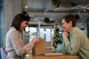 Gift Guide: Πώς να επιλέγουμε δώρα για το σπίτι για τους αγαπημένους μας
