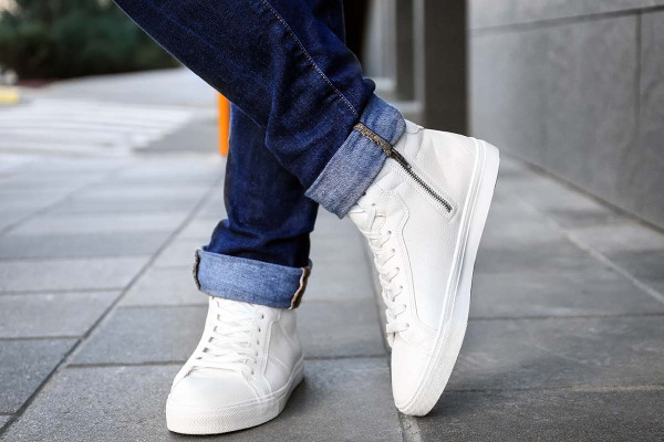 Ένα κόλπο για να ξαναγίνουν τα sneakers σας λευκά σαν καινούρια