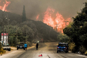 Πύρινη κόλαση σε πέντε μέτωπα: Στο έλεος της φωτιάς σπίτια στην Αχαΐα - Εκκενώσεις σε Ζάκυνθο, Άρτα, Πρέβεζα, Βόνιτσα και απεγκλωβισμοί από παραλίες στη Χίο (upd)