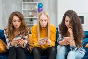 Γεμάτοι στρες οι σημερινοί έφηβοι – Βοηθά πολύ εάν «ξεκολλήσουν» από τις οθόνες