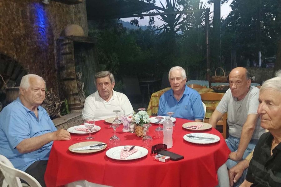 Συγκινητική επίσκεψη σε υπερήλικα στα Καλυβάκια