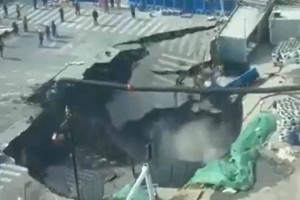 Τρομακτικό βίντεο από δρόμο στην Κίνα: Άνοιξε μεγάλη τρύπα και «κατάπιε» τα πάντα