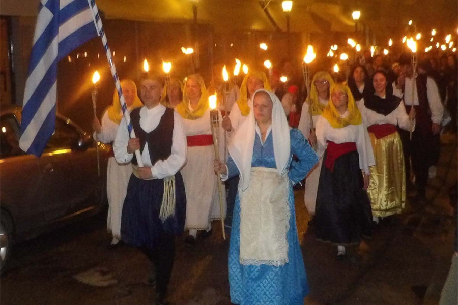 Το «φως» της Επανάστασης στους δρόμους των Κρεστένων!: Με λαμπρότητα έγινε η λαμπαδηφορία για την επέτειο της 25ης Μαρτίου
