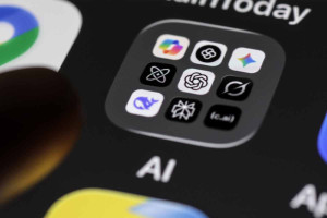 Γιατί όλοι μιλάνε τώρα για το Gemini: Η σύγκριση με το ChatGPT και η συνεργασία με την Apple