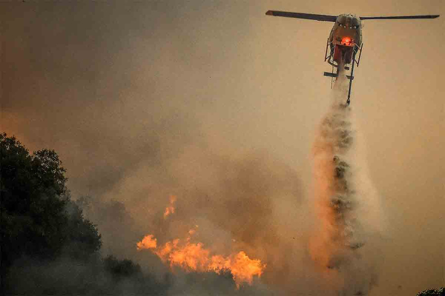 Κατακαίει δάσος η φωτιά στον Φενεό, μετά την αναζωπύρωση στο Μαυροβούνι - Στο νοσοκομείο ένας πυροσβέστης (upd)