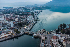 Κομμένη στα δύο η Χαλκίδα: «Κόλλησε» η παλιά γέφυρα του Ευρίπου και δεν κλείνει - Χάος στους δρόμους