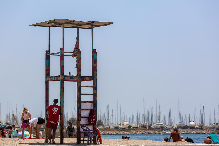 Καβάλα: Κατέρρευσε ναυαγοσωστικός πύργος από τους θυελλώδεις ανέμους - Στο νοσοκομείο 21χρονη
