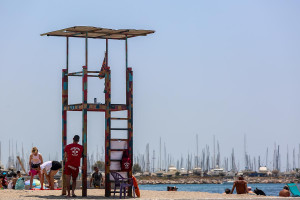 Καβάλα: Κατέρρευσε ναυαγοσωστικός πύργος από τους θυελλώδεις ανέμους - Στο νοσοκομείο 21χρονη