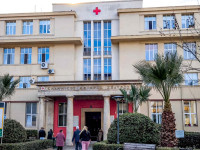 Ασθενής ξυλοκόπησε νοσηλεύτρια στα Επείγοντα του Ερ. Σταυρού, την άρπαξε από τα μαλλιά και τη χτύπησε σε πόρτες - Τι καταγγέλλει η ΠΟΕΔΗΝ