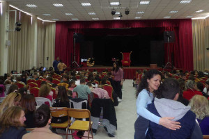 Εκατοντάδες μαθητές στη Χριστουγεννιάτικη παράσταση στην αίθουσα εκδηλώσεων Καλλικώμου