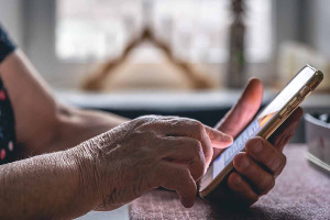 Θεσσαλονίκη: Απατεώνες έκλεψαν από ηλικιωμένη 100.000 ευρώ που είχε κρύψει στον κήπο της