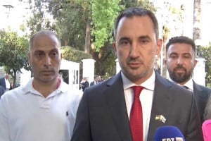 Γιορτή της Δημοκρατίας: Δεν άφησαν τον Χαρίτση να μπει με Παλαιστίνιο, αποχώρησε από το Προεδρικό