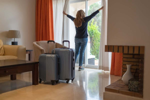 Φεύγεις για διακοπές; Τα 10 πράγματα που πρέπει να κάνεις στο σπίτι πριν κλείσεις την πόρτα