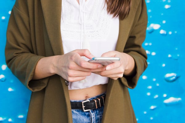 Smartphone: Τι να κάνετε αν υποψιαστείτε ότι σας παρακολουθεί το κινητό σας