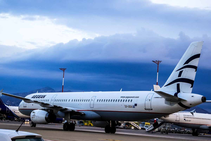 Αναγκαστική προσγείωση στη Θεσσαλονίκη σε πτήση προς Ρόδο: Επιβάτες βιντεοσκοπούσαν το προσωπικό, έκαναν φασαρία και κάπνιζαν στην τουαλέτα