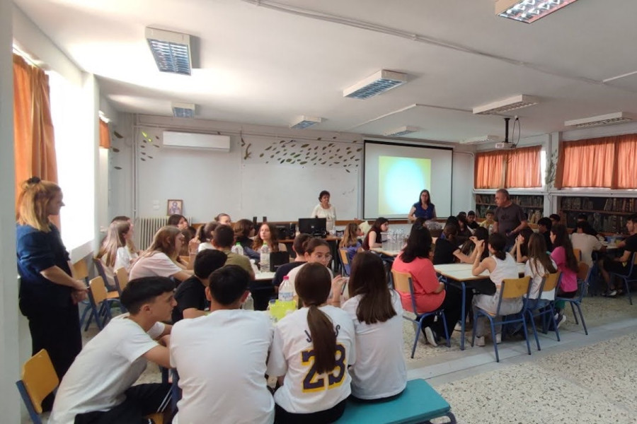 2ο Γυμνάσιο Αμαλιάδας: Δράση "Πειράματα με υλικά καθημερινής χρήσης"