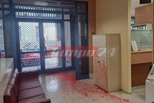Πάτρα: Καταδρομική επίθεση στον ΕΦΚΑ - Έσπασαν τζάμια και πέταξαν μπογιές