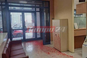 Πάτρα: Καταδρομική επίθεση στον ΕΦΚΑ - Έσπασαν τζάμια και πέταξαν μπογιές