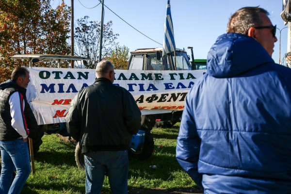 Κλιμακώνουν τις κινητοποιήσεις τους οι αγρότες με μπλόκα που «κόβουν» την Ελλάδα στα δύο