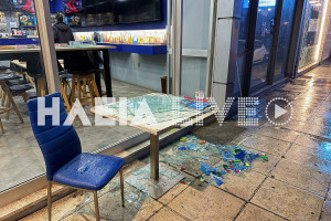 Σπασμένη βιτρίνα από κατάστημα Allwyn στην οδό Πατρών στον Πύργο