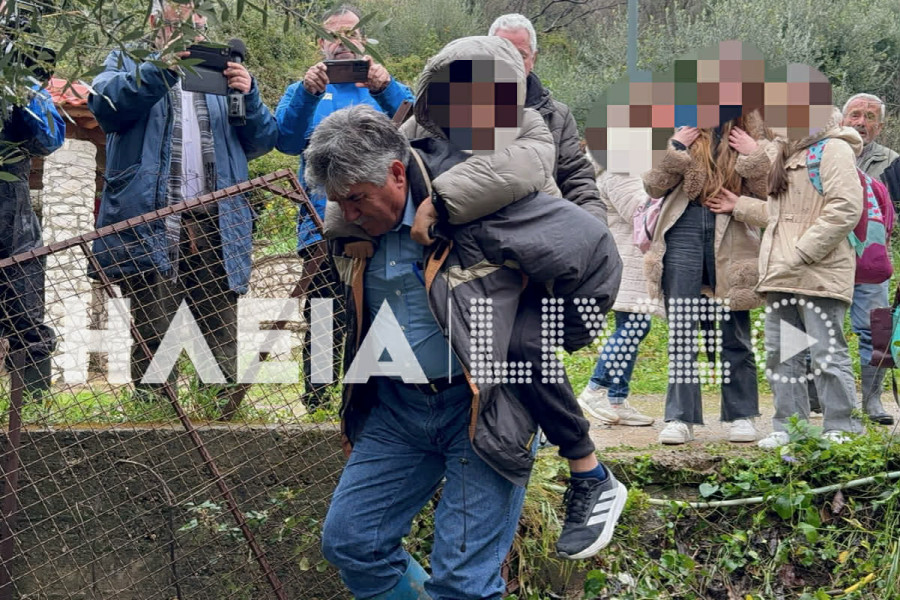 Αγωνία στο Μαζαράκι: Οι κάτοικοι κουβαλούν αγκαλιά τα παιδιά που επιστρέφουν από το σχολείο μέσα από τα χωράφια (photos &amp; video)