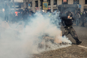 «Βράζει» η Γαλλία: Νύχτα οργής με 800.000 διαδηλωτές, Νεκρός διαδηλωτής στο Παρίσι – Ακρωτηριάστηκε νεαρός στο Σεντ-Ετιέν